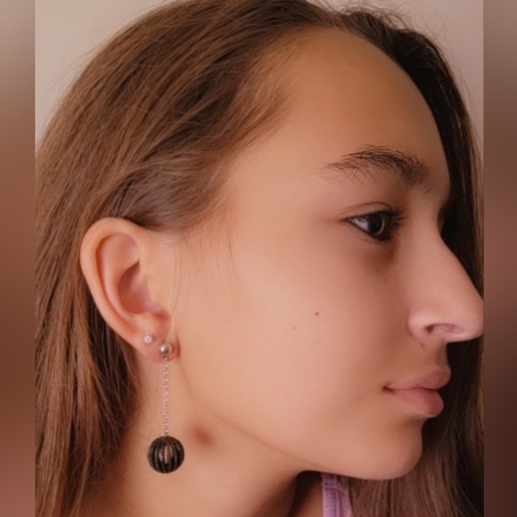 Black dangle earrings - Picture 1 of 5